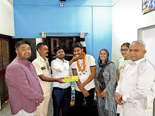 करणी कृपा स्कूल मंडावा में छात्र हितेश रहा टॉपर